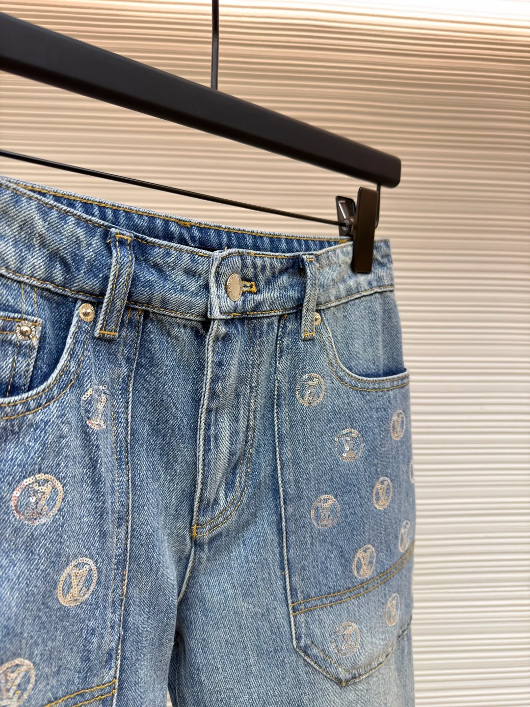 LOUIS VUITTON Pocket letter sequin jacquard high-waist bootcut jeans [Women's clothing] ●Original version: purchased and developed by 16979 ●Item number: 1682407-B40 ●Fabric: denim fabric ●Technology: jacquard production ●Color: blue ●Version: fitted version ●Weight: about 735 grams ●Size: 34-36-38-40 ●Description: These Louis Vuitton wide-leg jeans are made of 12-ounce heavy-weight denim, which has been treated with a combination of stone washing and enzyme washing to create a natural aged whitening effect while retaining the crisp texture of the fabric. The front pocket area of the trousers is hand-inlaid with rhinestones, which are arranged around the LV classic logo. Fixed-point marks are made before inlaying, and then fixed with metal claw nails, which are firm and will not fall off and have a strong luster. The waistband of the trousers uses a classic I-shaped buckle and brass zipper combination. The I-shaped buckle is engraved with the brand logo and has been electroplated and anti-oxidation treated. The side seams and inner flaps are made of double-needle sewing technology. High-density stitching of 10 needles per centimeter ensures durability. The trouser legs are overlocked. The belt loops at the waist are reinforced and sewn with double-layer denim, and the back pocket adopts the brand's classic curved stitching design. The overall craftsmanship combines a retro wash effect with exquisite decoration, which not only meets the style requirements of wide-leg pants, but also highlights the brand's craftsmanship. The overall wiring is straight and delicate, the fabric is comfortable and soft, and the color is consistent without color difference. It can be matched with the same style to create a fashionable look and control various occasions. Customized accessories, complete with three standards, same style for men and women!